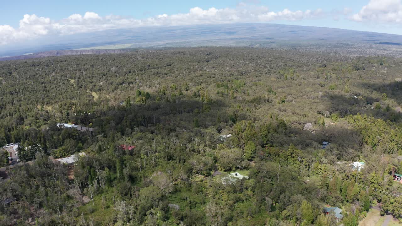 toma aérea inclinada hacia arriba del volcán mauna loa en la isla grande de hawaii