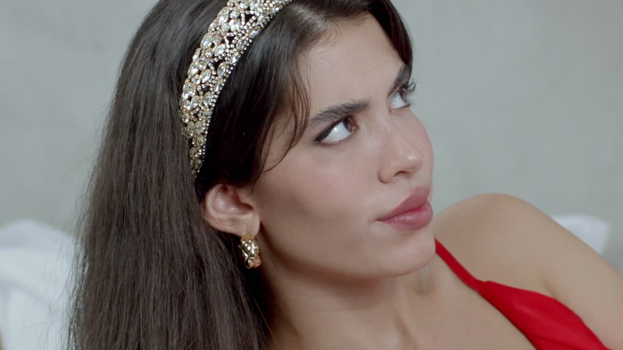 아름다운 여자는 그녀에게 관심을 끌는 매혹적인 존재감을 발산합니다.