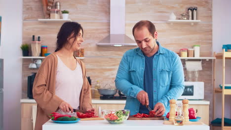 pareja cortando tomates
