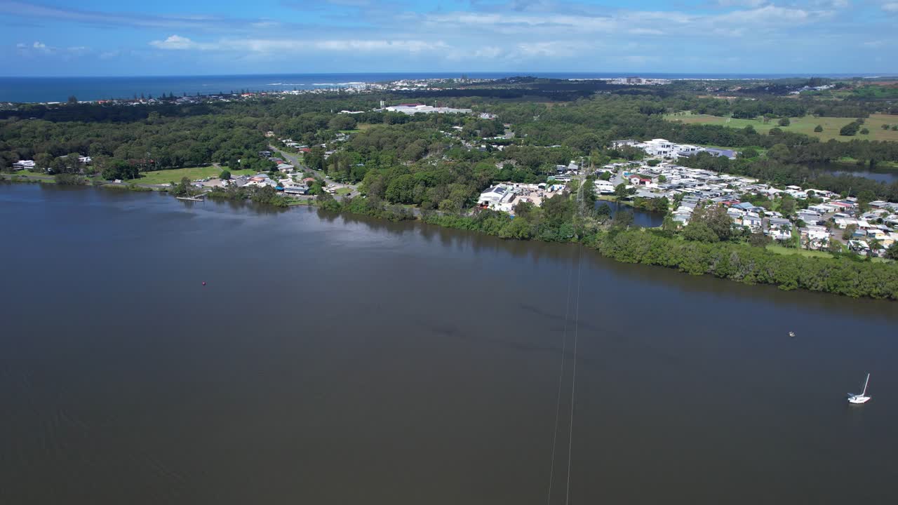 vista aérea de la ciudad de chinderah junto al río tweed en tweed shire, nsw, australia
