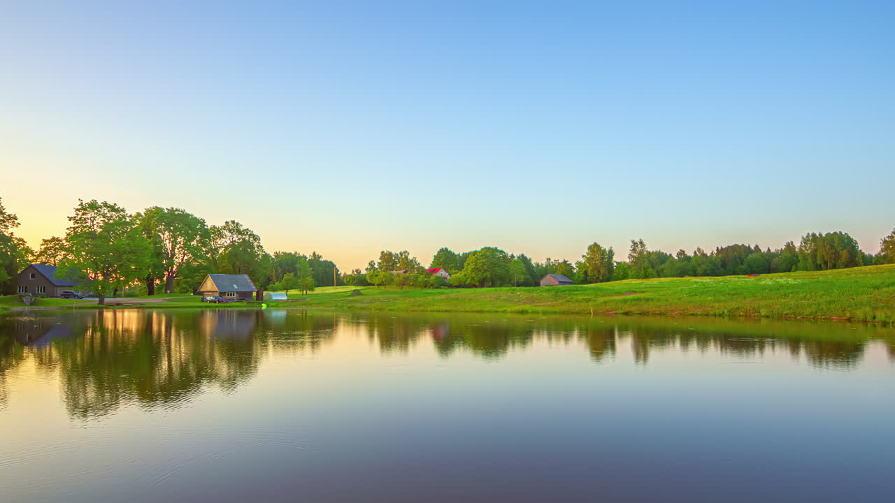 시골 농장 집, 호수, 녹색 언덕, 숲 나무 라인, 구름 형성, 천사, 타임  ⁇ 스 위에 아름다운 일몰