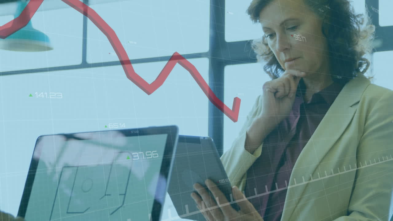 animación de procesamiento de datos financieros con línea roja sobre mujer de negocios caucásica usando tableta.
