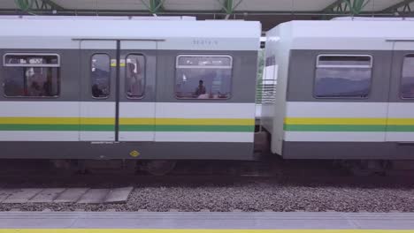 Hermosa-Toma-De-La-Estación-De-Tren-En-Movimiento-Saliendo-En-Medellín,-Colombia