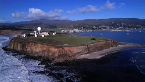 empuje de drones en la estación de la fuerza aérea de pillar point, mavericks beach y half moon bay