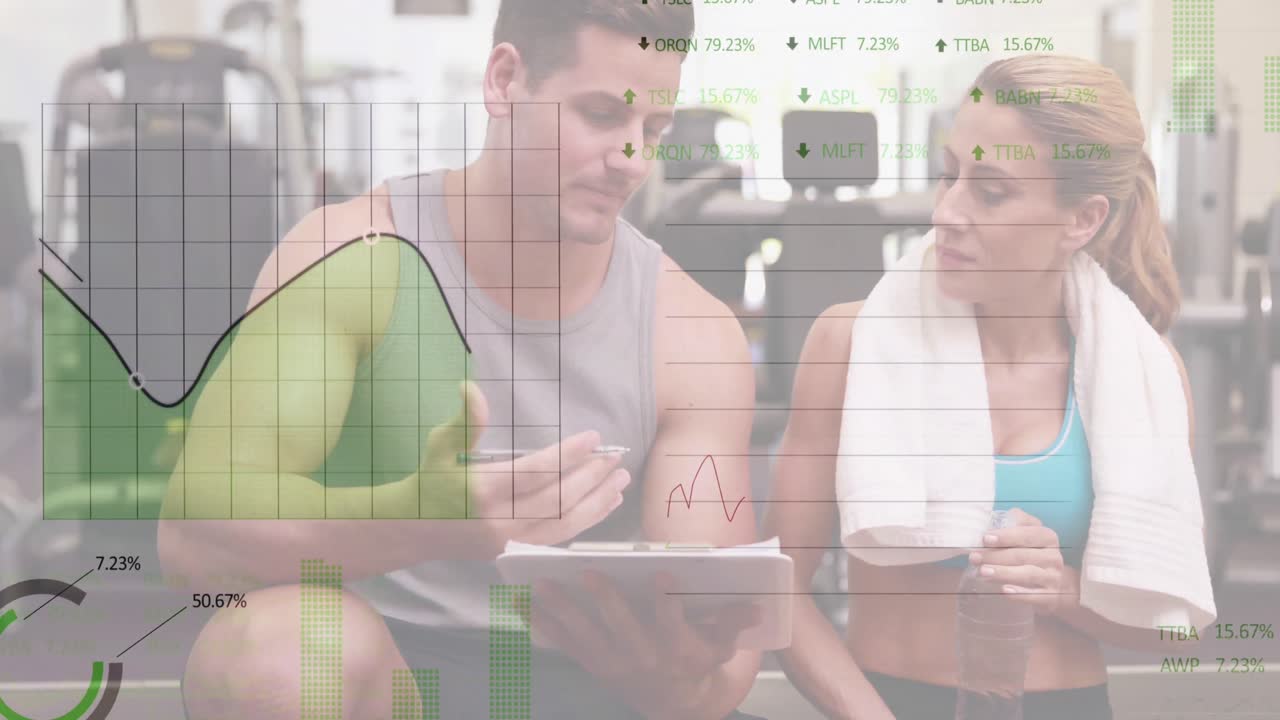 datos financieros sobre una mujer con su entrenador personal discutiendo en el gimnasio.