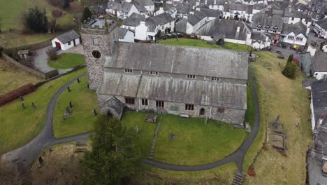 Filmische-Drohnenaufnahmen-Aus-Der-Luft-Von-Hawkshead-Village-Und-Der-St.-Michael-And-All-Angels-Church