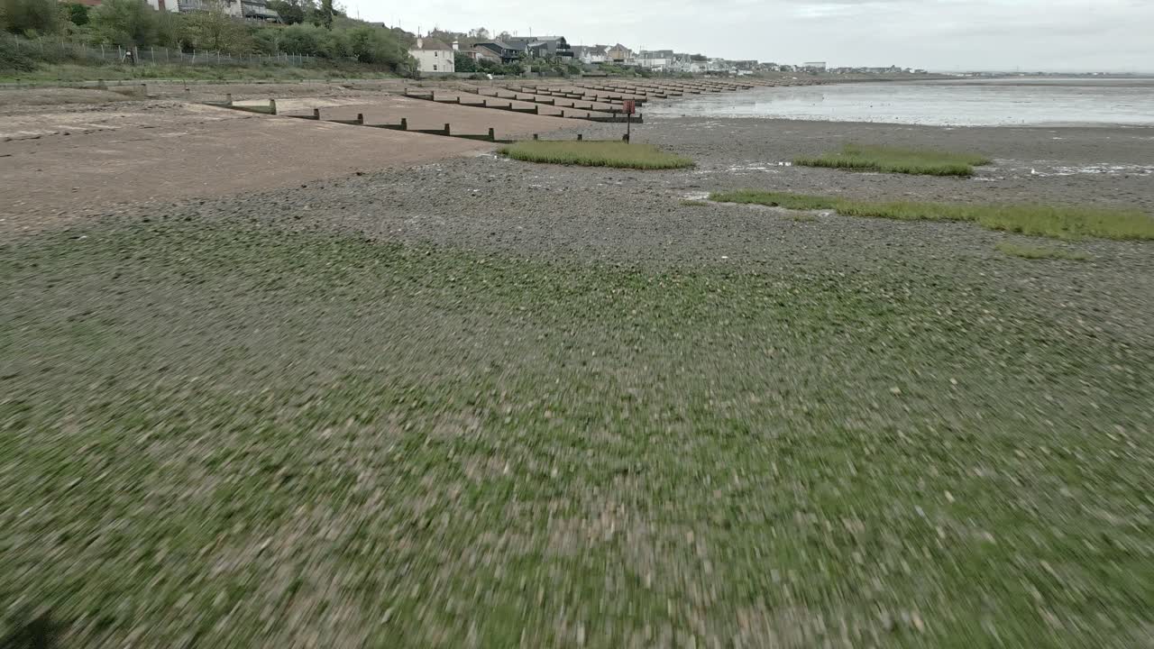 Vista Aérea de los Espigones de Madera de Defensa Costera en Whitstable, Costa Este del Reino Unido.