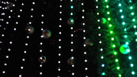 luces de colores parpadeantes en un árbol de navidad