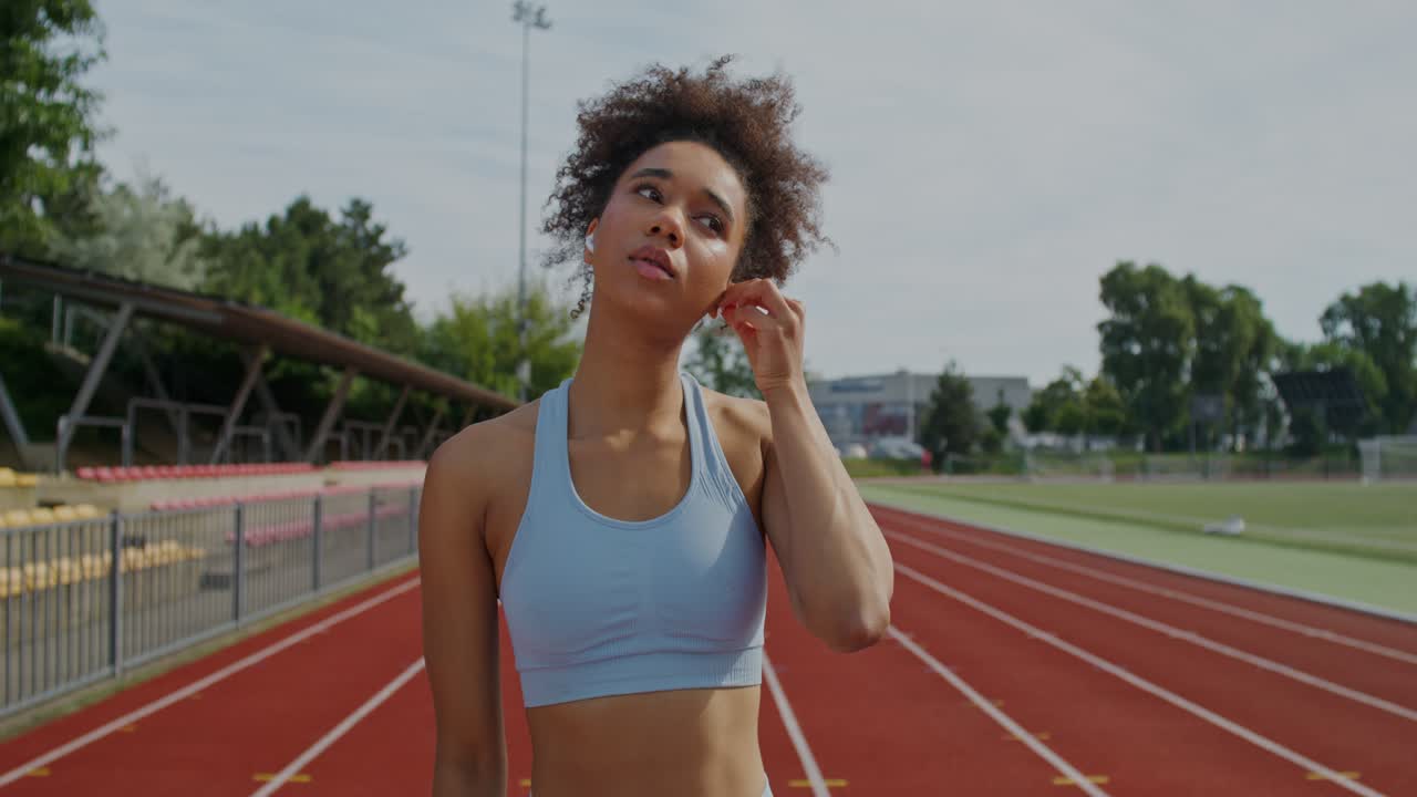 una mujer joven haciendo ejercicio en la pista.