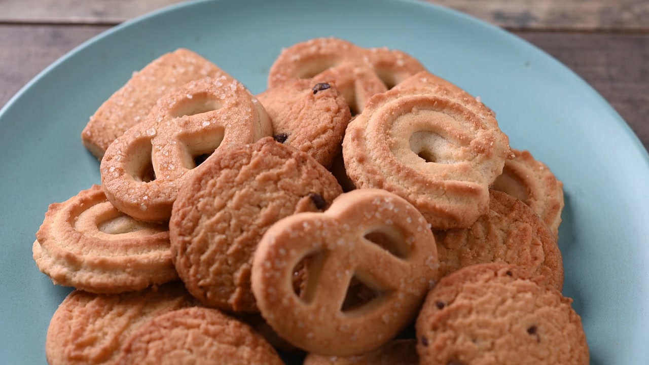 Biscotti al burro assortiti su un piatto