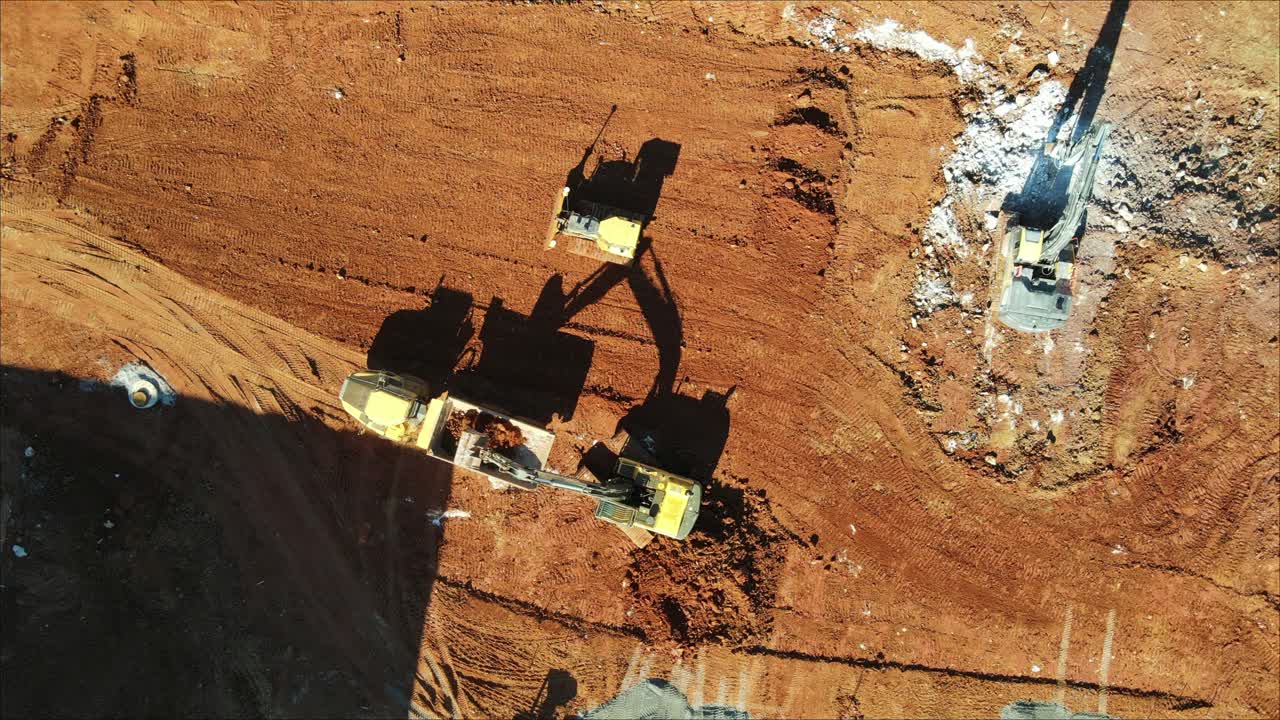 excavadora, motoniveladora y volquete. tiro cenital