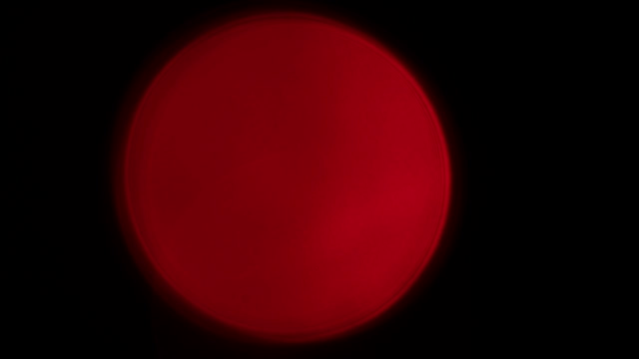 빨간색과 초록색의 둥근 불빛이 빛나고 전체 화면으로 박인다.