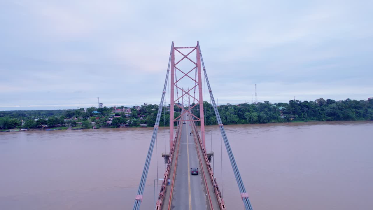 푸에르토 말도나도 (puerto maldonado) 의 다리 기둥들 사이의 모험: 케이블, 타워, 도시 사이에서 드러나는 회전