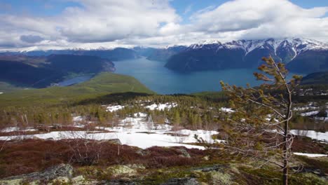 la hermosa naturaleza de noruega, el fiordo de sogne.