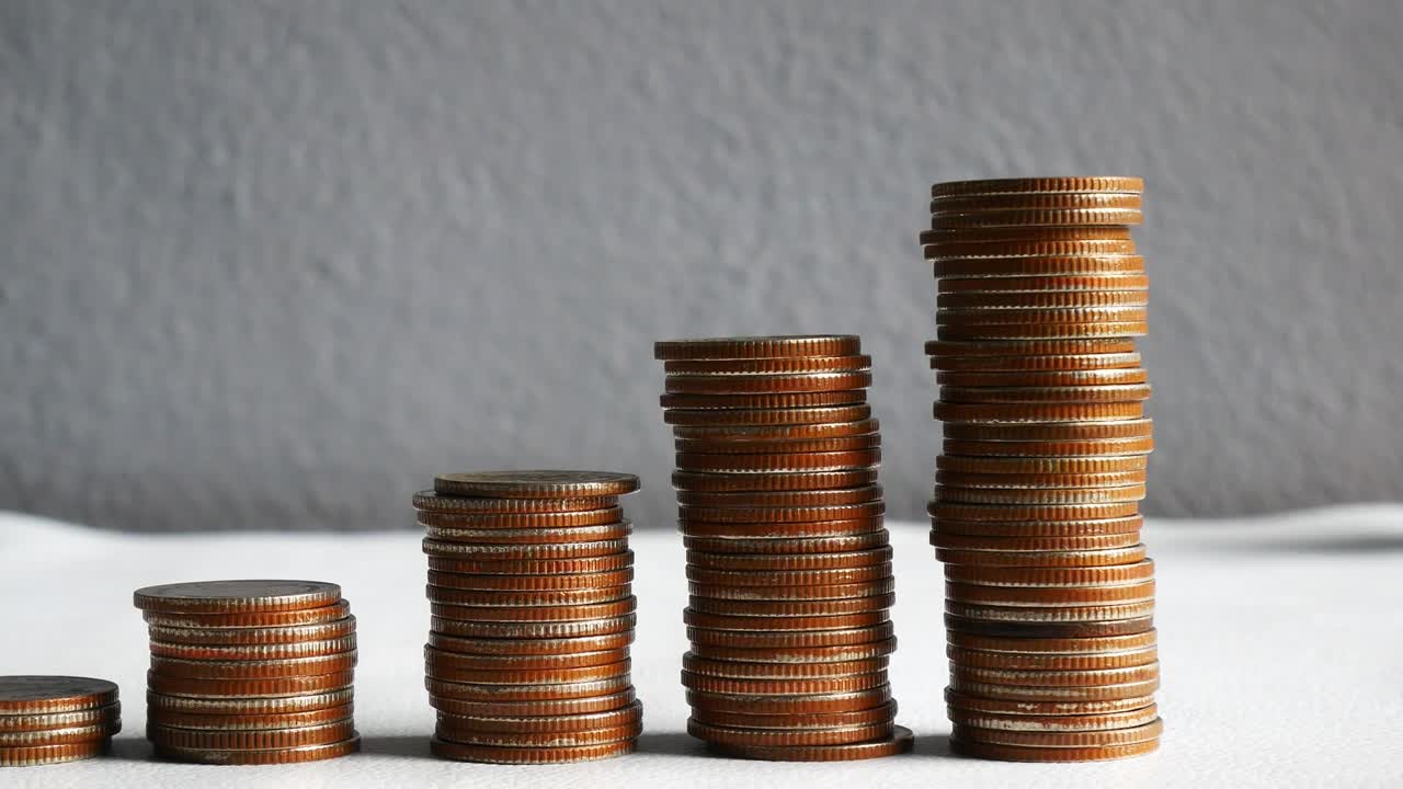 grupo de imágenes de moneda en el concepto de ahorro de dinero.