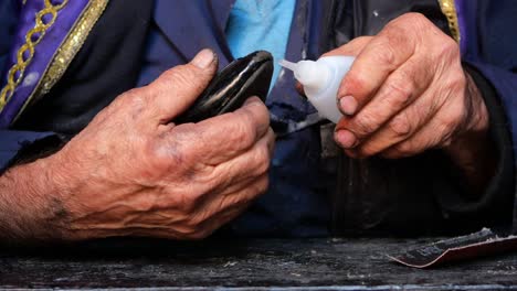 reparación de zapatos por un artesano