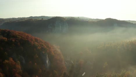 Vista-Aérea-Del-Amanecer-De-La-Montaña-De-Niebla