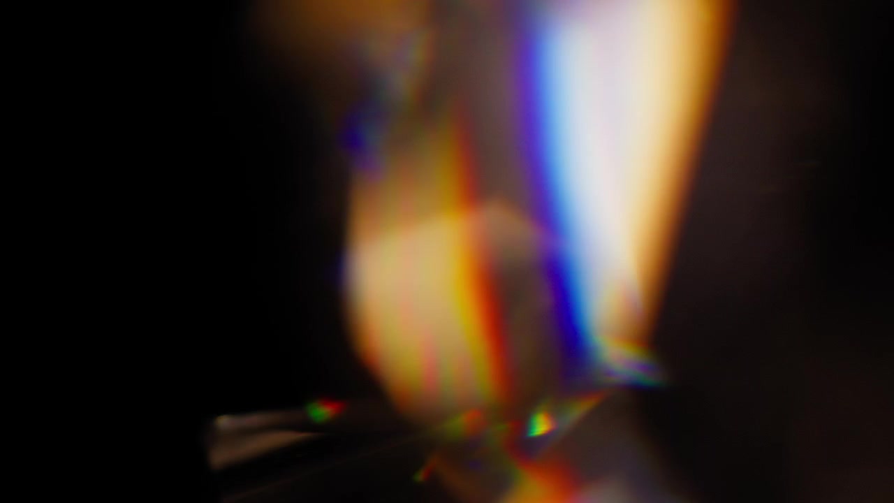 Perdite di luce prismatica lenta che si muovono su uno sfondo nero