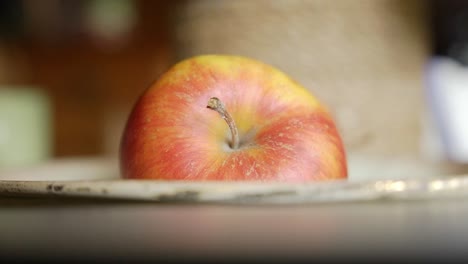 vista de cerca de la manzana roja colocada en un bown en la mesa de comedor