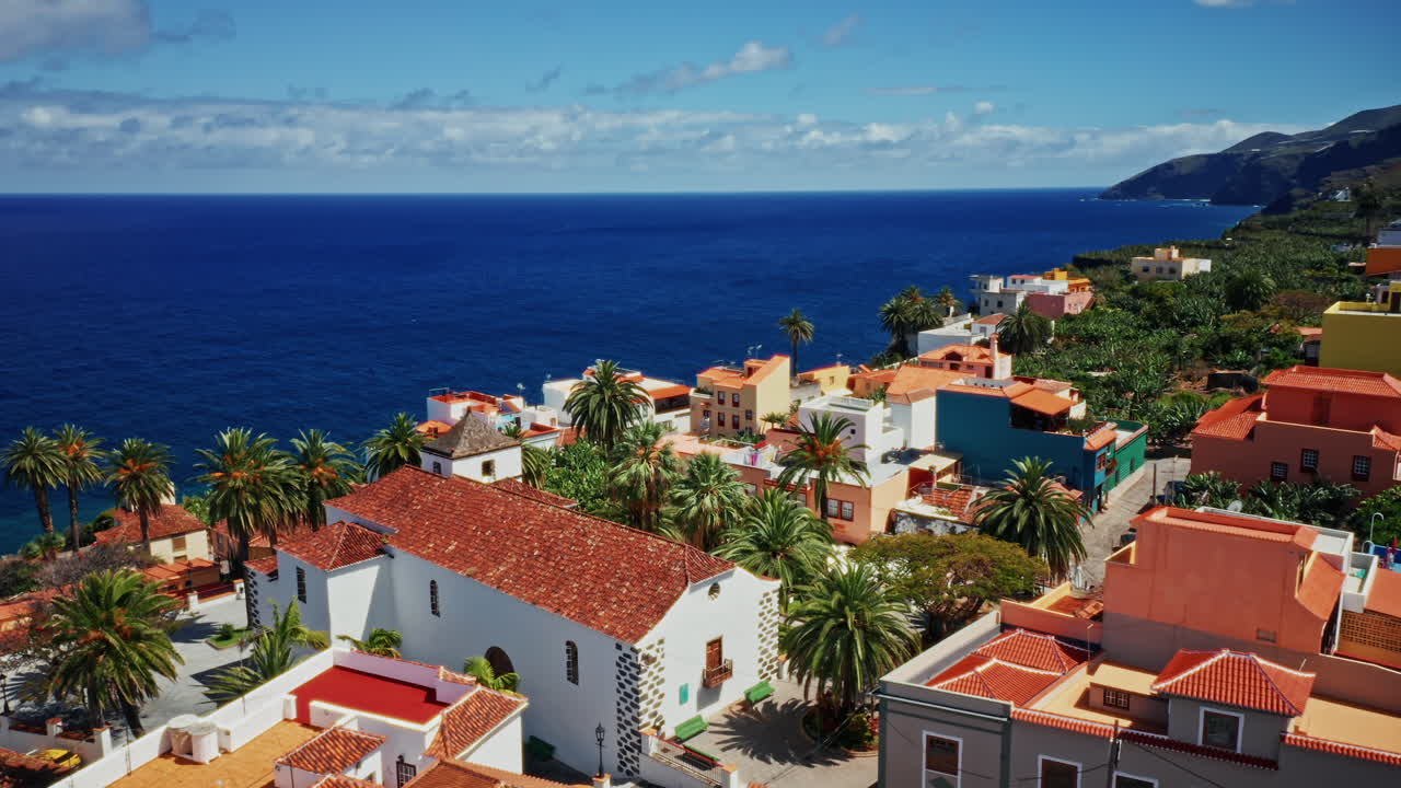스페인 카나리아 제도 라팔마의 해안선에 위치한 아름다운 지역 마을에서 드론이 촬영된 깊은 파란 바다와 나무의 전망.