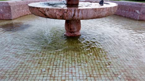 Zeitlupe:-Friedliche-Landschaft-Mit-Brunnen-Im-Park