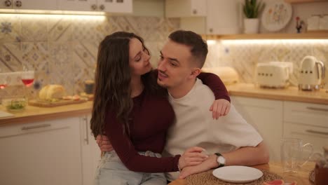 una pareja enamorada está pasando tiempo en casa.