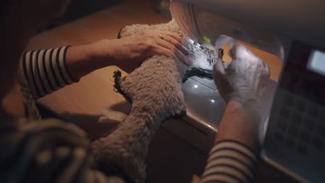 un juguete de peluche está cosido