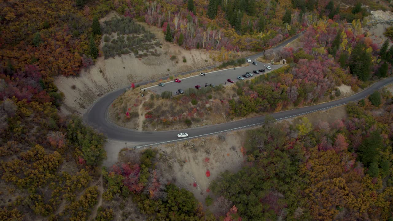 Utah, ABD'deki Wasatch Dağları'nda, Alp Geçidi'nin virajlı yolunda giden beyaz bir araba.
