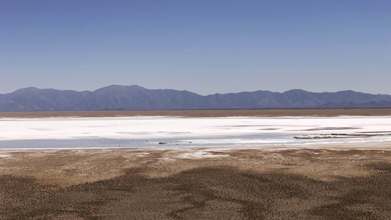 órbita aérea de drones sobre las salinas grandes de las provincias de jujuy y salta, argentina