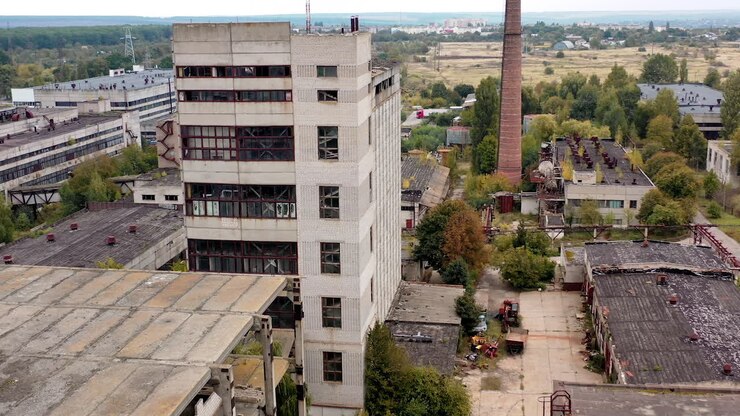 Fábrica destruída, edifícios vazios. Vista aérea de arquitetura abandonada e destrutiva.