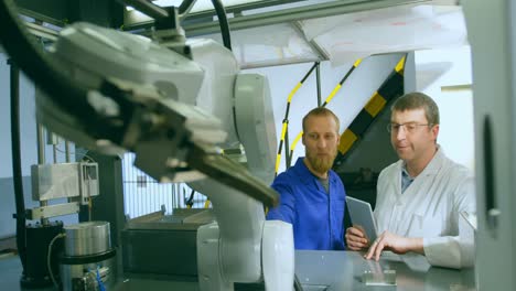 ingenieros robóticos discutiendo sobre la máquina robótica 4k