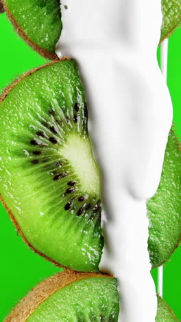 rebanadas de kiwi con llovizna lechera blanca