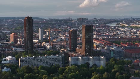 altos edificios comerciales de oficinas y el paisaje urbano de copenhague