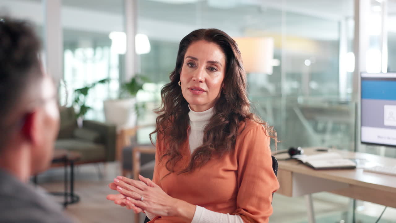 mujer de negocios en conversación