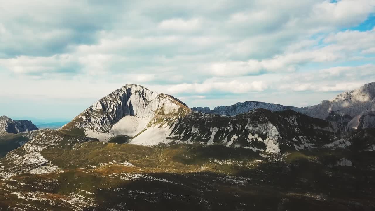 Bjergtoppe og dale