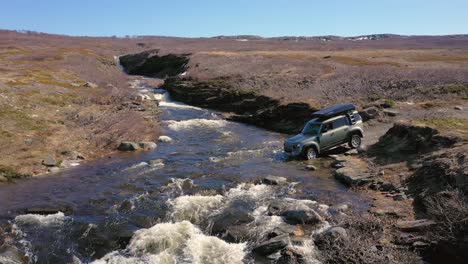 Off-Road-Touristenautofahrten-Im-Gelände-Im-Hochland.-Expeditionsreisen-Und-Urlaub,-Abenteuer-In-Abgelegenen-Gebieten.