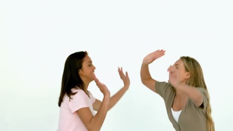 chicas bonitas saltando y dando los cinco