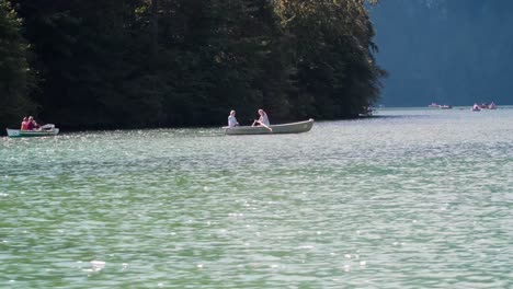 Zwei-Freundinnen-Rudern-An-Einem-Schönen-Sonnigen-Sommertag-Mit-Dem-Ruderboot-über-Den-Königssee