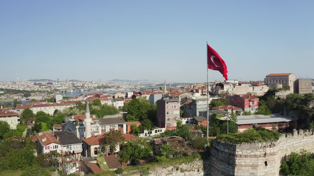vista aérea de la antigua muralla del castillo y el paisaje del cuerno dorado.
