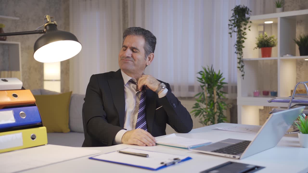 노트북과 함께 앉아 있는 남자는 나쁜 소식을 받았고, 좌절했습니다.