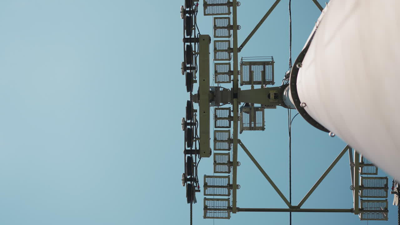 크로스아머와 움직이는 곤돌라를 가진 케이블 웨이 지원 기둥