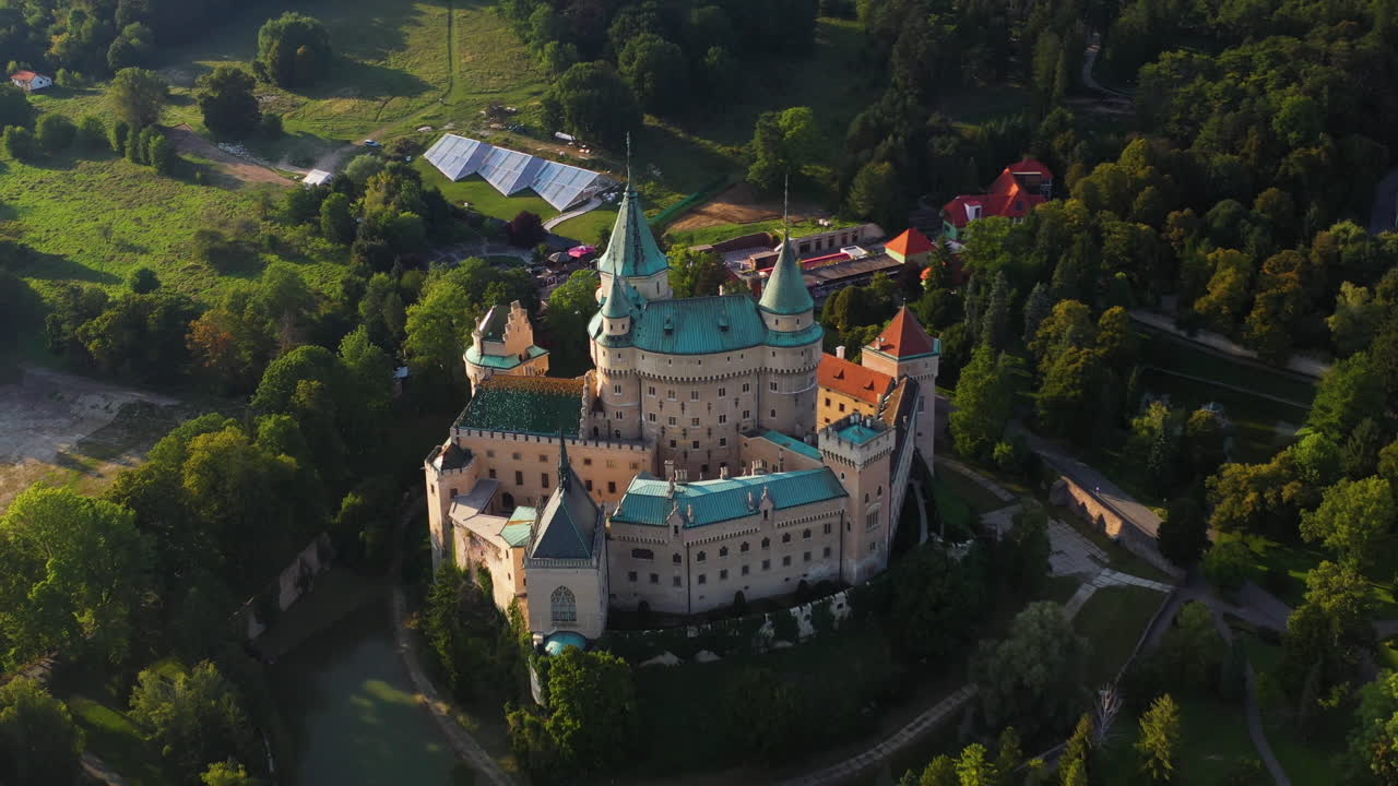filmación cinematográfica reveladora de drones del castillo de bojnice, castillo de los espíritus, en eslovaquia