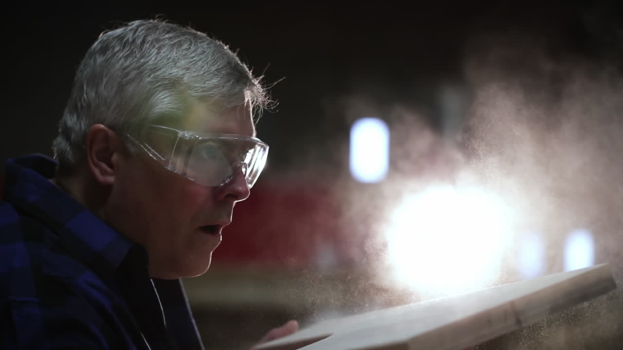 carpintero en el trabajo en la carpintería