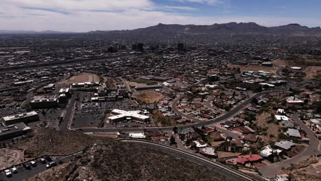 Luftaufnahme-Der-Skyline-Von-El-Paso,-Texas,-Mit-Bergen-In-Der-Ferne