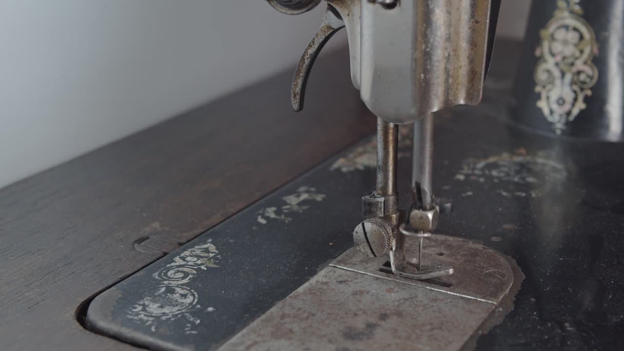 cerrar la aguja de la máquina de coser de trabajo antiguo