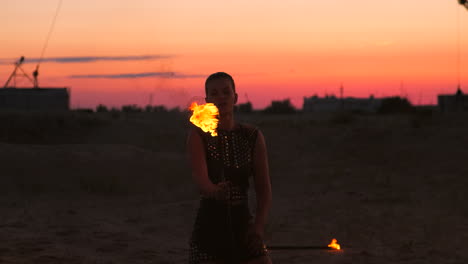 Feuertänzer-Vor-Sonnenuntergang.-Eine-Junge-Frau-Posiert-Während-Ihrer-Tanzvorführung-Mit-Ihrem-Feuerreifen-Vor-Dem-Sonnenuntergang