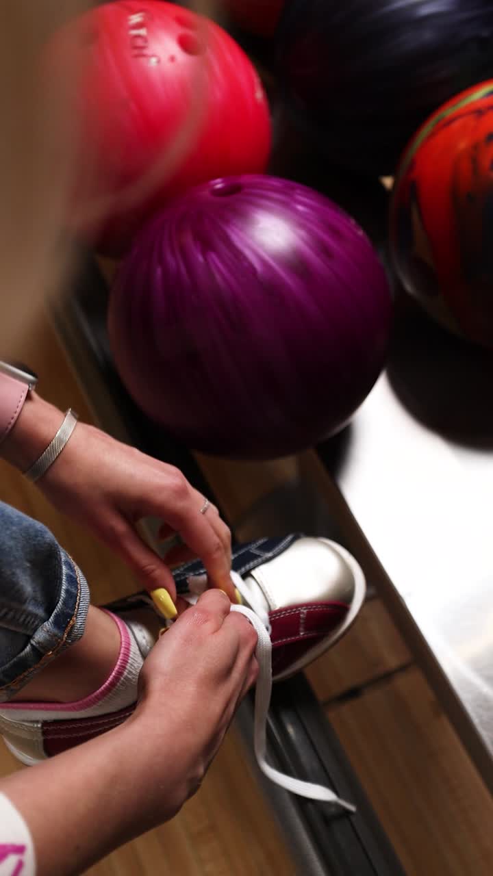 Donna che allaccia le scarpe da bowling