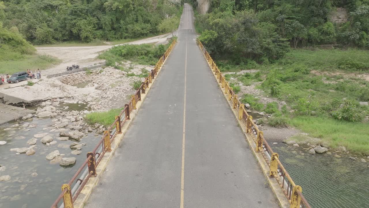 aerial hacia adelante sobre el puente de la vieja carretera que conecta la romana con higuey, río chavon en la república dominicana