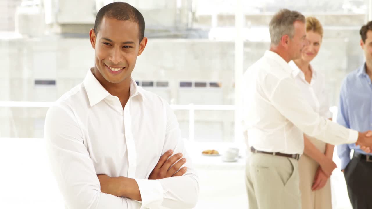 hombre de negocios sonriendo frente a su personal