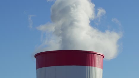 Central-Eléctrica-De-Carbón-Con-Torres-De-Refrigeración-Que-Emiten-Humo-Vapor-Día-Soleado